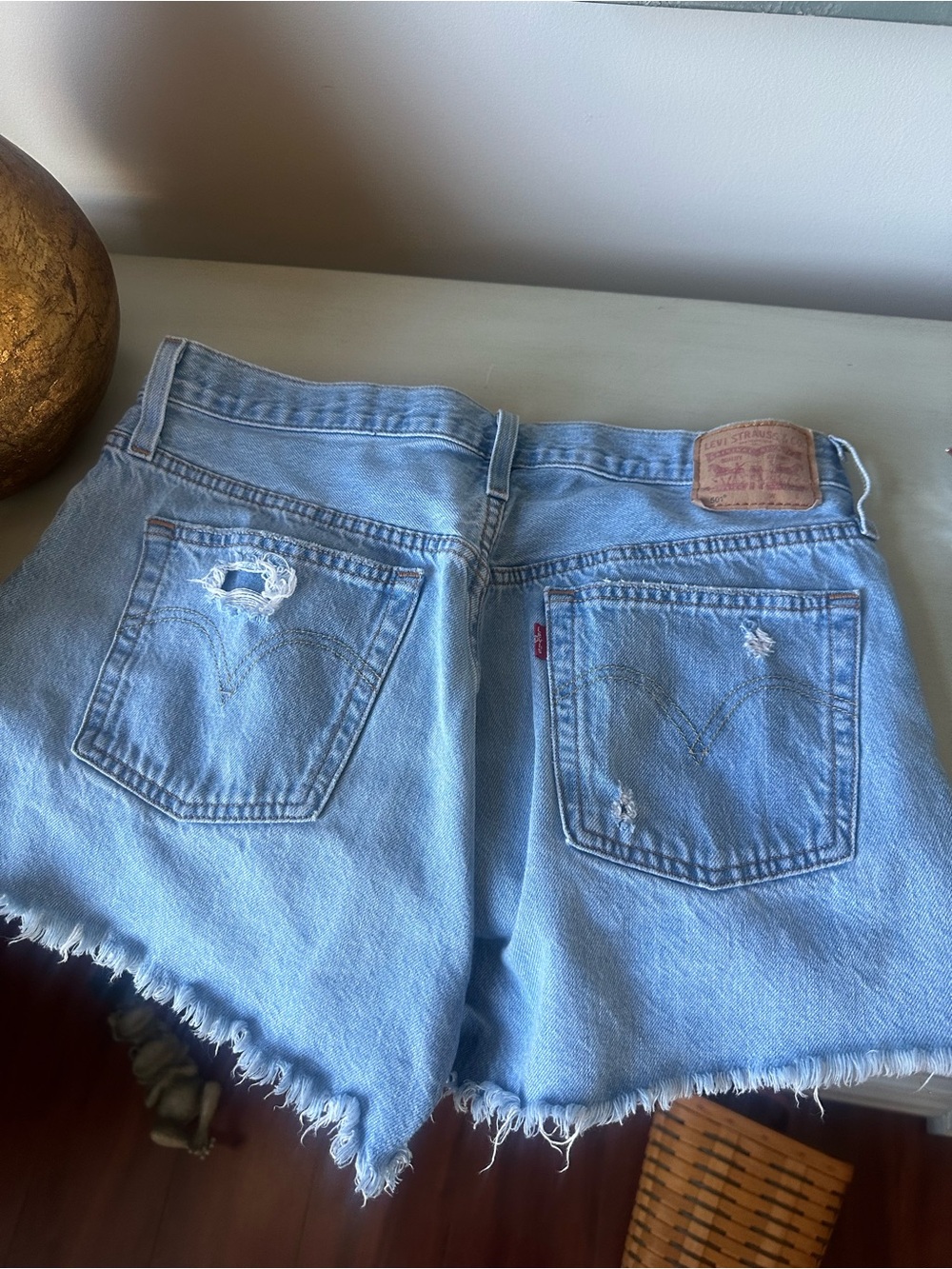 Levis women’s 601 cut off jean shorts 31
